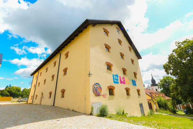 Ze sýpky na zábavní park Labyrint